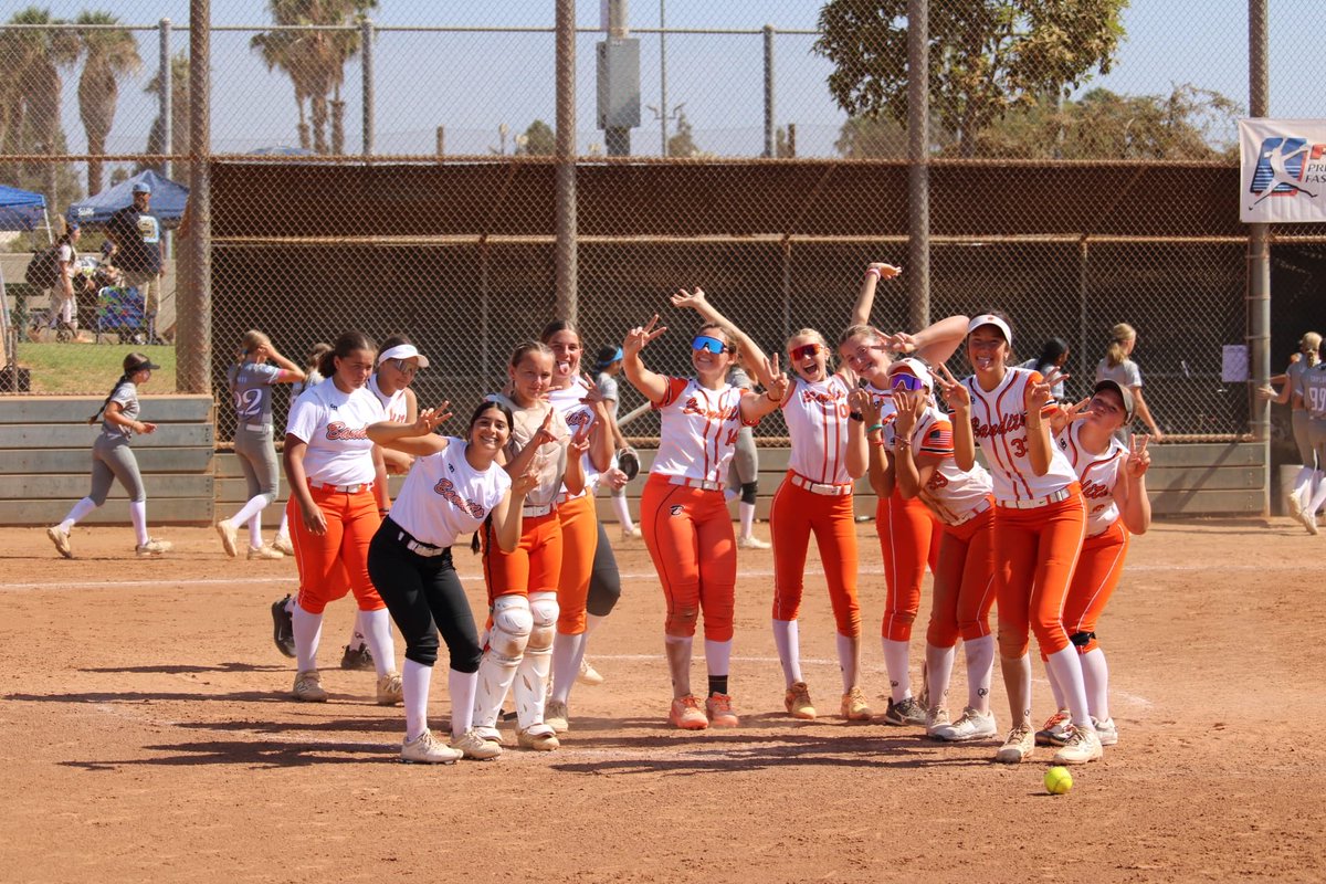 BevBandits2031's tweet photo. DOWN 4-2. FINAL OUTS. NO PANIC.

The Bandits exploded for 7 runs in the 7th to storm back and beat Valley Waves 9-6! 💥

15 hits. 2 double plays. Total team win.

On to the next. 🥎🔥 #PGFNationals #letsgobandits https://t.co/kHsIRrdEQ0