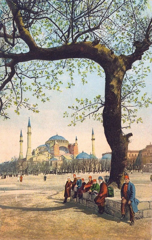 ismetozelokur's tweet photo. Prens Mençikof'un elçiliği sırasında İstanbul’daki Büyük Britanya Sefareti müstakbel bir anlaşmayla Osmanlılara ağır şartlar dayatmaya hazırlanan Rus Çarlığı’nın İstanbul sefaretinde neler olup bittiğini bilmek, bunu Türklerin sivil polis teşkilâtını kullanarak sağlamak istedi. Oysa Türklerin sivil polis teşkilâtı yoktu. O güne kadar gelen tarih boyunca hiçbir Türk başkasının ayıbını gizlice öğrenmek ve öğrendiğini o kişinin düşmanlarına satarak menfaat temin etmek şerefsizliğine bulaşmış değildi. İngilizlerin Ruslar nezdinde teklif ettiği sivil polisliğe hiçbir Müslüman rağbet etmedi. Her Müslüman, yani her Türk gerekçesi ne olursa olsun yapılacak bu işin alçakça bir iş olduğunu, karakterlerine uymadığını Frenklerin yüzüne Kur’an-ı Kerîm’den de delil getirerek açıkça söyledi. Sonunda Britanyalılar bu iş için adı R ile başlayan bir Grek ayarlayabildiler. Türklerin ahlâken dik duruşu II. Abdülhamid’e verilen jurnaller göz önüne alınacak olursa diyebiliriz ki kısa zamanda, kolaylıkla zıddına inkılap etmiştir. Bu durumda aklımıza takılıyor: Biz Türkler yüksek ahlâkın mı yoksa soysuzluğun, yozluğun mu timsaliyiz? Nazarî olarak cevap verilemeyecek bir sorudur bu. Namussuzların namusluları yargılayabildiği bir ortam Türklerin ortamıysa Türkler yoz ve soysuz bir insan topluluğudur. Namuslular namussuzları yargılama gücünü elde bulunduruyorsa yüksek ahlâk bakımından hiç kimse Türklerin üzerine çıkamaz.

İsmet Özel, Cuma Mektupları-II