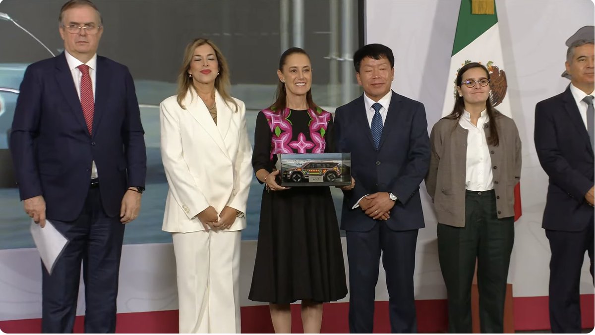AnitaLomeli's tweet photo. 🚗🇲🇽 La presidenta @Claudiashein destacó que la inversión de 649 millones de dólares de Kia en México refleja la confianza en nuestro país. El proyecto impulsará la producción de vehículos eléctricos, generará 1,500 empleos directos y fortalecerá el desarrollo industrial y la electromovilidad.