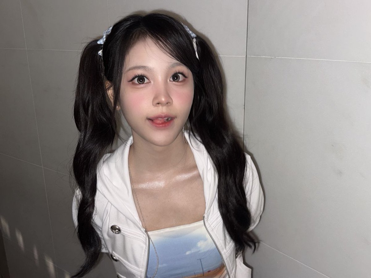 cardmeni's tweet photo. did you wait for me today? ♡ i wanted to leave you a few more pictures before i went to rest. i kept looking at them and laughing because i made so many funny faces without realizing it… hehe. https://t.co/kTZm6yUzwp