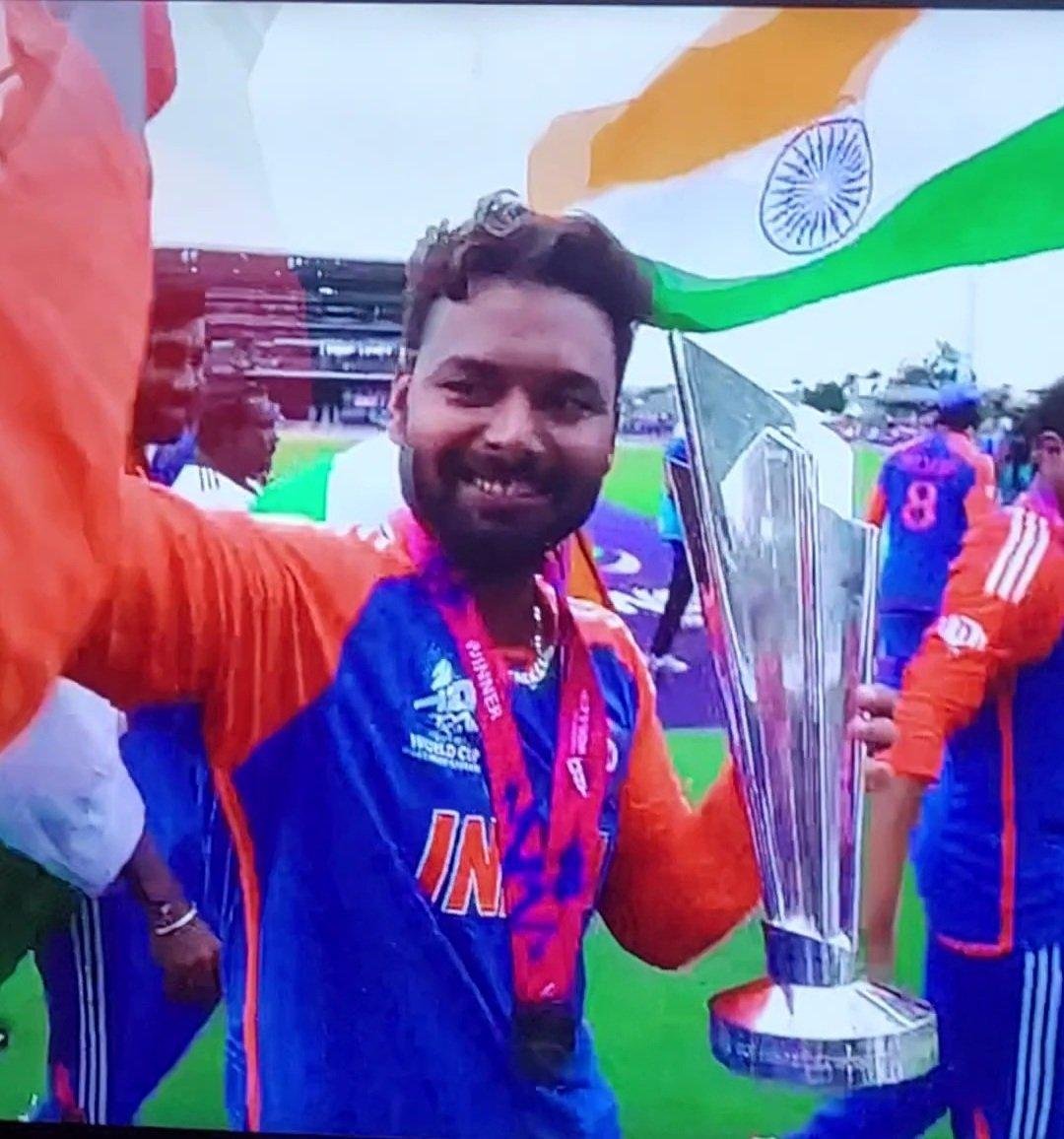 Fdfd21665752's tweet photo. @Emmahivve Warra icc trophy for mr 420 😍 https://t.co/eQXUFQCaEc