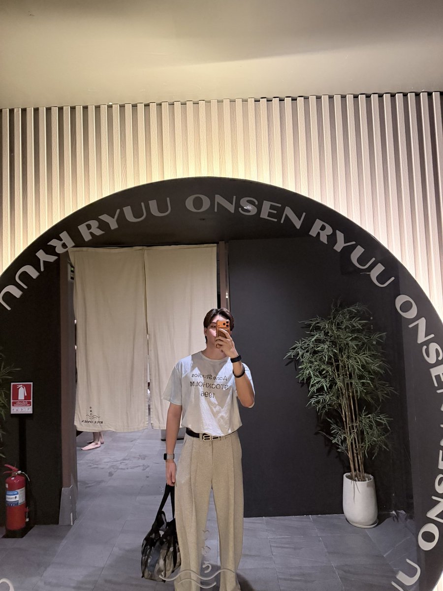 Atom45654's tweet photo. วันนี้ไป Ryuu Onsen มารีวิสั้นๆคือ มีแต่คนรู้จัก55 ตกแต่งสวย บรรยายกาศดี ฟรินๆ ราคาดีด้วย คนโอเคคับหลากหลายดี เอาไป 8.5/10 หักที ห้องซาวน่าเล็กไปหน่อย แล้วก็ ไม่มีน้ำยาบ้วนปาก กับพนักงานไม่ค่อยน่ารัก ( ดูไม่มีใจบริการ) นอกนั้นโอเคเลย✨♨️ https://t.co/6eOdizJz3q