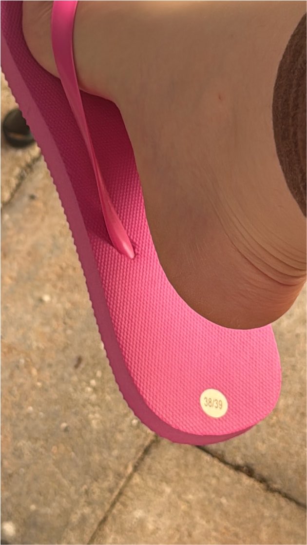 ruinedons1ght's tweet photo. Weiße Nägel.  🤍

Pinke Flip-Flops. 🩷🩴

Mehr braucht es nicht, damit du wieder weißt, wo dein Platz ist. 👇💸🐷 

Paypig Worship Goddess humanatm payslave loser finsub findom femdom Feet https://t.co/3Yb3n6cLT2