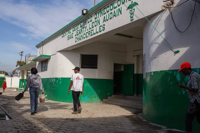 clindoeilinfo1's tweet photo. Après les combats, l’hôpital Chancerelles retrouve ses patientes et ses services essentiels. Dans un communiqué publié ce 29 juillet 2026, l’organisation médicale Médecins Sans Frontières (MSF) annonce la reprise de ses activités au Centre Obstétrico-Gynécologique Isaïe Jeanty et Léon Audain, plus connu sous le nom d’hôpital Chancerelles, à Cité Soleil. Après trois semaines d’interruption causée par des affrontements armés dans la zone, l’établissement a progressivement retrouvé son rythme habituel. Depuis le 14 juillet dernier, il fonctionne de nouveau 24 heures sur 24 et 7 jours sur 7, avec le soutien du Ministère de la Santé publique et de la Population (MSPP). Les services d’urgence obstétricale, les soins maternels ainsi que l’accompagnement des survivantes de violences sexuelles reprennent progressivement, offrant une nouvelle bouffée d’espoir aux familles confrontées à une situation sanitaire déjà fragile. La maternité avait été contrainte de suspendre ses activités le 19 juin 2026, après plusieurs jours de combats ayant directement menacé la sécurité des patientes, des nouveau-nés et du personnel médical. Toutefois, MSF rappelle que l’insécurité demeure une réalité quotidienne et continue de limiter l’accès aux soins pour de nombreux habitants. L’organisation appelle au respect des structures sanitaires, des patients et des professionnels de santé, afin de garantir la continuité des soins dans les zones touchées par les violences.

Juste un clin d’œil !