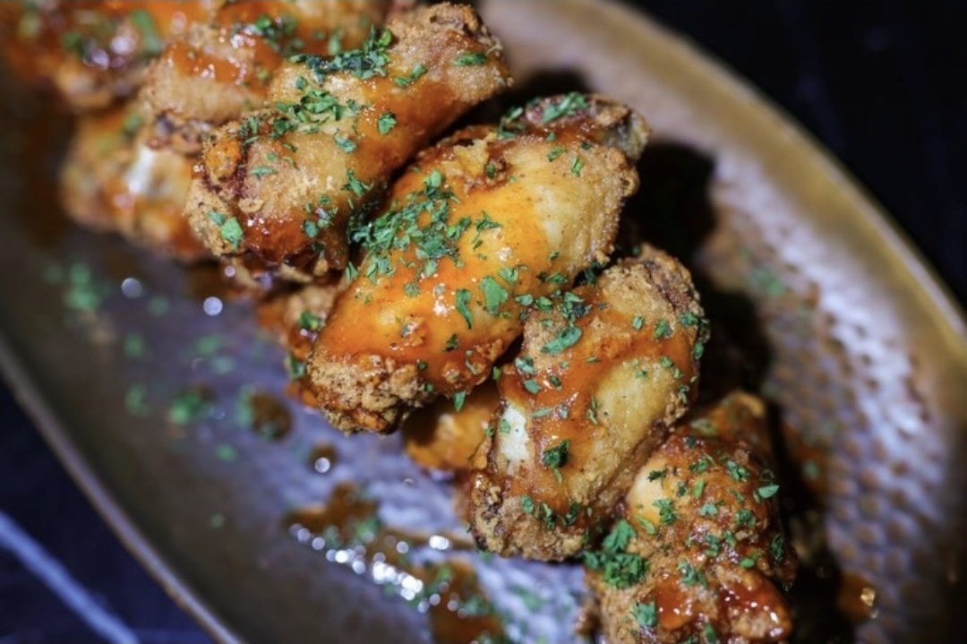 103JAMZRADIO's tweet photo. 🍗 National Wing Day 🍗

It’s time to settle one of the biggest arguments of all time… 👀

🔥 DRUMS or 🔥 FLATS?

👇 Drop your answer in the comments. Let’s see which side the 757 is really on! 😤

#NationalWingDay #103Jamz #iHeartRadio #WingDebate #DrumsVsFlats

📸-Getty Images https://t.co/HGj0vPho9X