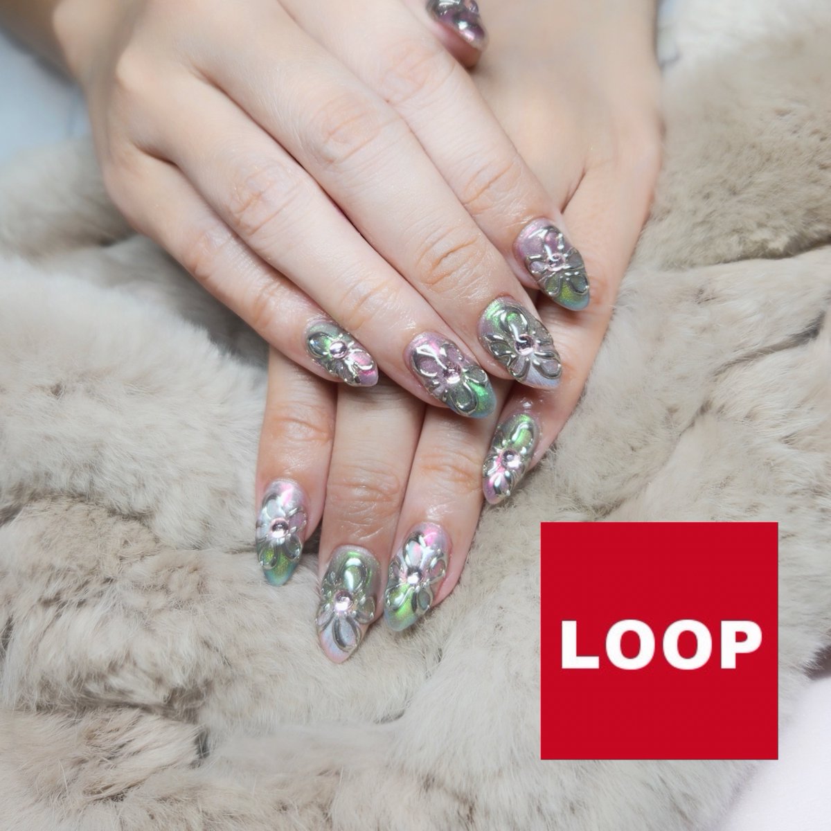 LOOP_nail's tweet photo. 個性的なアウトラインのミラーフラワー👍

#個性派ネイル #ミラーフラワーネイル #マグネット 
#定額制 #持ち込みデザイン #リクエストデザイン #オーダーデザイン 
#夜も営業 #仕事帰りに寄れるネイルサロン...

詳細はこちら↓（ネイルブック）
https://t.co/h1CslUDoTq https://t.co/t7N0oX4sen