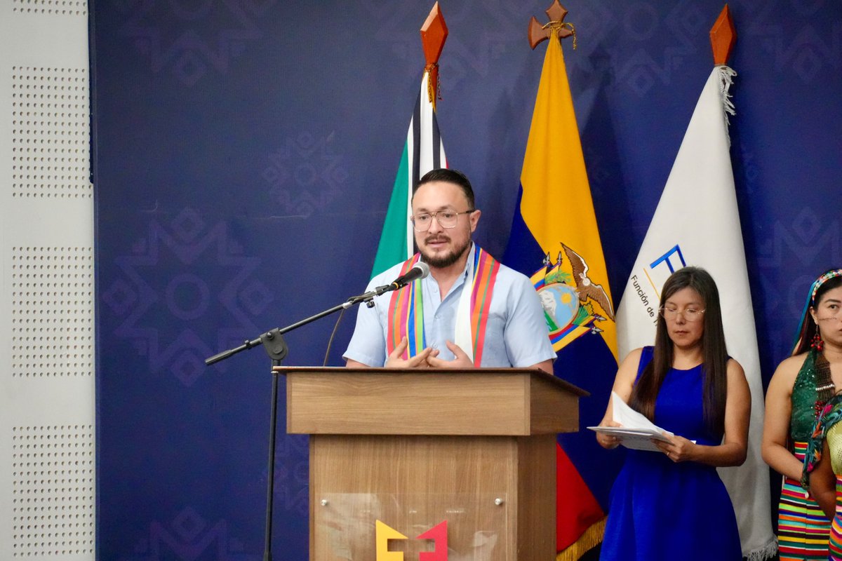sot_ecuador's tweet photo. #Conversatorio | Con el propósito de generar un espacio de diálogo entre instituciones públicas, academia, organizaciones de la sociedad civil y ciudadanía, y como antesala de la Sesión Ordinaria No. 004-O-2026 del Comité de Coordinación de la Función de Transparencia y Control Social, a desarrollarse en la ciudad Santo Domingo de los Tsáchilas el día 30 de julio de 2026, se llevó a cabo un conversatorio sobre las oportunidades y desafíos de la inteligencia artificial como herramienta para promover la participación ciudadana, fortalecer la gestión territorial y consolidar los procesos democráticos en el Ecuador.

En este espacio participaron el Mgs. Pablo Iglesias, Superintendente de Ordenamiento Territorial, Uso y Gestión del Suelo; el Mgs. Hans Ehmig Dillon, Superintendente de Competencia Económica; y el Dr. Mauricio Torres, Contralor General del Estado. 

En su intervención, el Mgs. Pablo Iglesias, presentó la ponencia “Inteligencia Artificial y territorios inteligentes: innovación para ciudades más seguras y sostenibles”. En este ámbito, el Superintendente recalcó que la inteligencia artificial no sustituye la planificación, sino que la fortalece. En tal sentido, su valor está en convertir grandes volúmenes de información en mejores decisiones públicas, fortaleciendo el control, la prevención y la sostenibilidad del territorio.