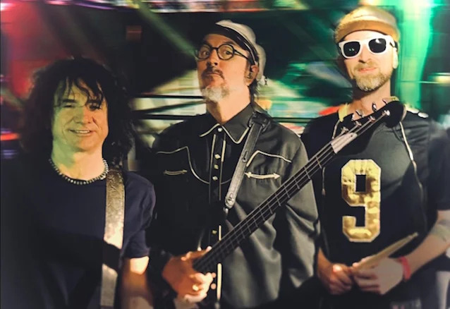 indierocks's tweet photo. Primus presenta el video oficial de "The Ol' Grizz". 📽️

Dirigido por Cage Claypool, el clip mantiene el espíritu experimental de la banda y marca una nueva etapa junto al baterista John Hoffman.

Chécalo aquí: https://t.co/0ONhECKkiY https://t.co/nZDIdh2DTr