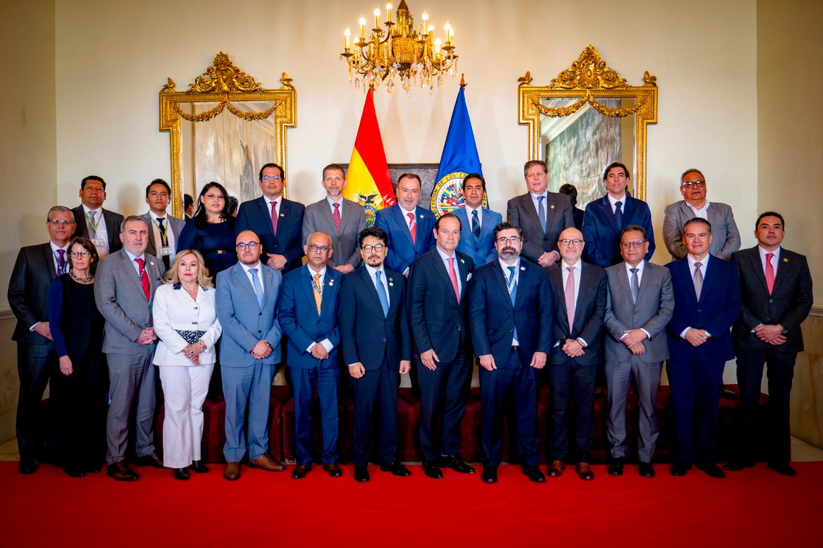 ZamoraLiebers's tweet photo. Nos reunimos con la Comisión de Alto Nivel de la OEA para exponer los hechos ocurridos durante los 50 días de bloqueos que configuraron un intento de golpe contra el gobierno del presidente @Rodrigo_PazP.
Presentamos información y elementos que reflejan el impacto de estas acciones sobre el país y reafirmamos nuestro compromiso con la defensa de la democracia, el Estado de Derecho y la estabilidad de Bolivia.
¡Hacemos las cosas DIFERENTES!
#SiempreBolivia