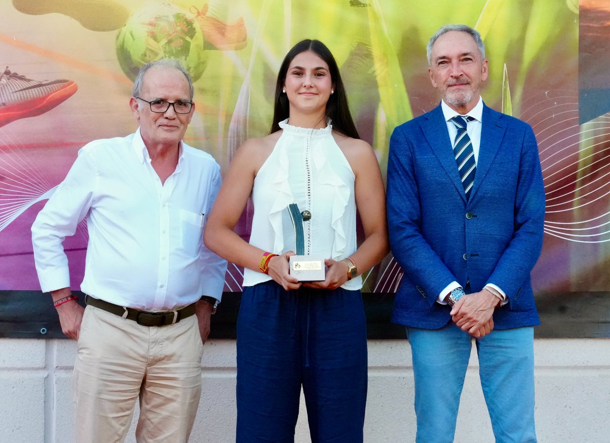RVfemenino's tweet photo. 🏆💜

⚽️ Carmen García
🧤 Alba Acebes
⚽️ Yaiza Arenal

¡Mucho futuro! https://t.co/FgI1LDXqVx