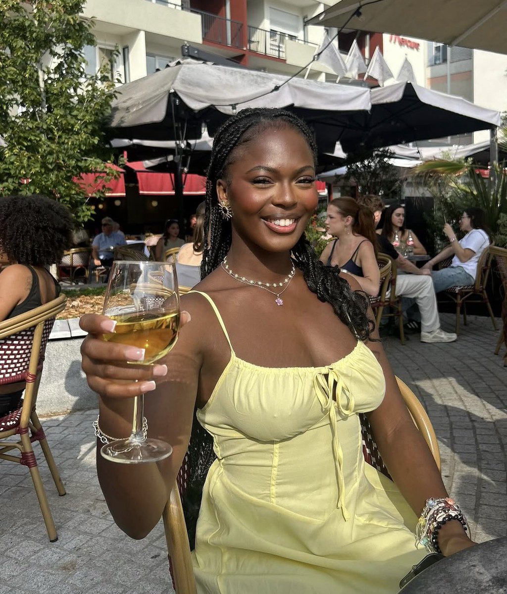 FEffossou33629's tweet photo. Son premier buzz de l’aventure et elle trouve direct le secret à ta santé 🥂 mon élément ❤️❤️❤️#SecretStory https://t.co/9FfaRo4Yhg