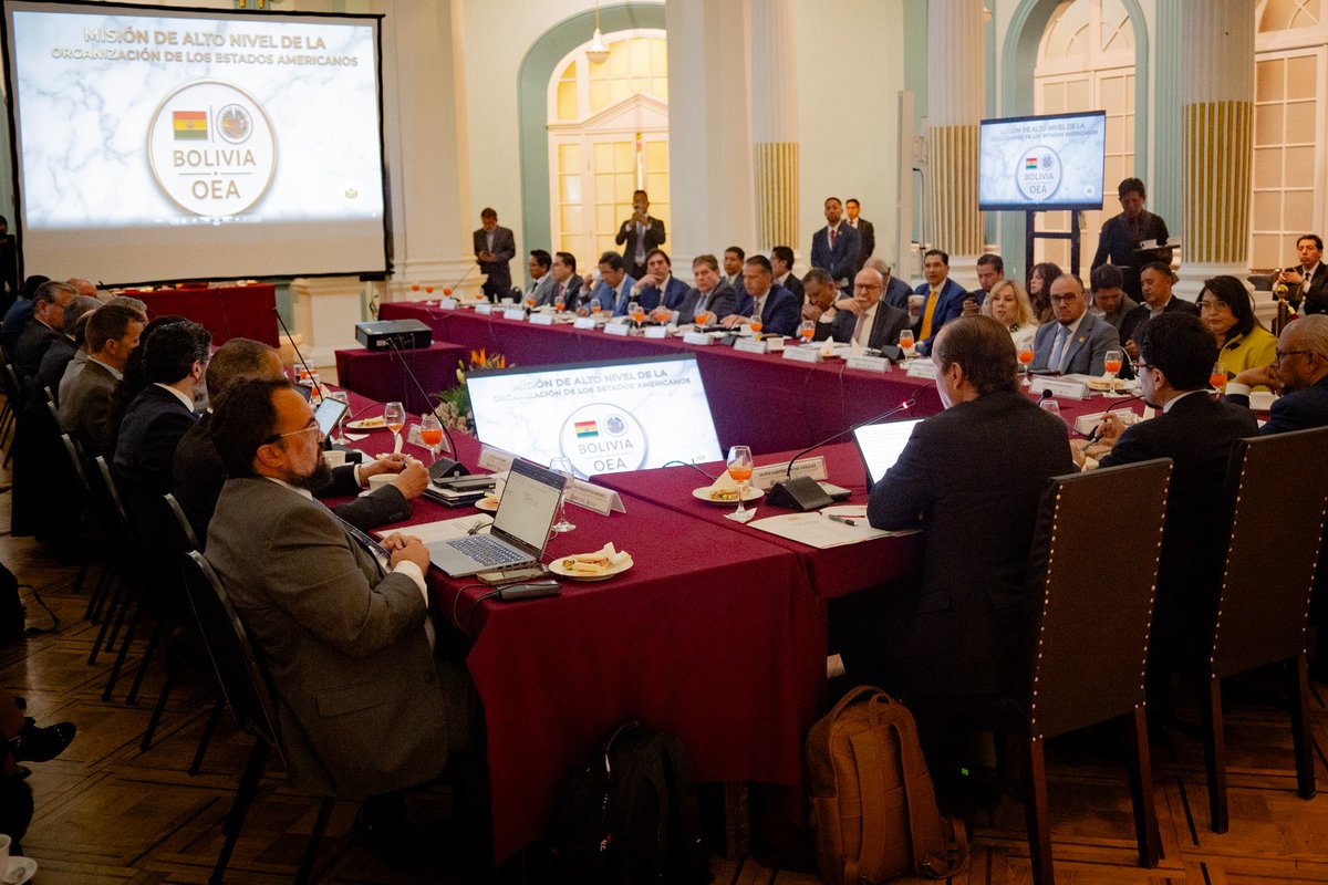 ZamoraLiebers's tweet photo. Nos reunimos con la Comisión de Alto Nivel de la OEA para exponer los hechos ocurridos durante los 50 días de bloqueos que configuraron un intento de golpe contra el gobierno del presidente @Rodrigo_PazP.
Presentamos información y elementos que reflejan el impacto de estas acciones sobre el país y reafirmamos nuestro compromiso con la defensa de la democracia, el Estado de Derecho y la estabilidad de Bolivia.
¡Hacemos las cosas DIFERENTES!
#SiempreBolivia
