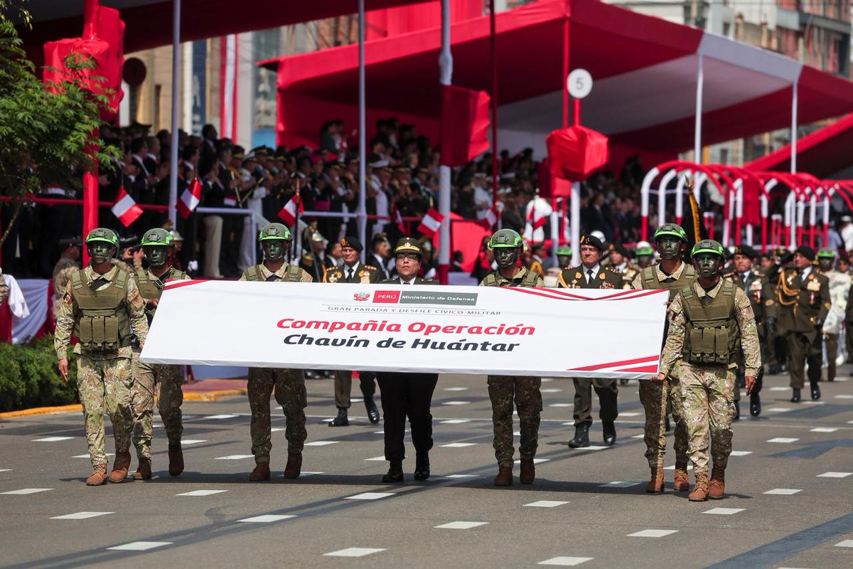 MininterPeru's tweet photo. 🇵🇪 El ministro del Interior, César Astudillo, desfiló junto a los integrantes del Comando de la histórica Operación Chavín de Huántar durante la Gran Parada y Desfile Cívico Militar por #FiestasPatrias.

En 1997, el titular del #Mininter integró la operación militar que permitió rescatar a 72 rehenes, secuestrados por integrantes del MRTA y retenidos en la residencia del embajador de Japón en Lima.