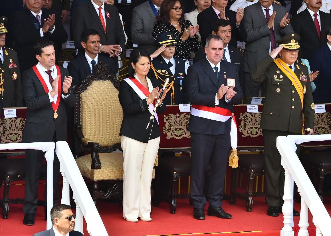MininterPeru's tweet photo. 🇵🇪 El ministro del Interior, César Astudillo, desfiló junto a los integrantes del Comando de la histórica Operación Chavín de Huántar durante la Gran Parada y Desfile Cívico Militar por #FiestasPatrias.

En 1997, el titular del #Mininter integró la operación militar que permitió rescatar a 72 rehenes, secuestrados por integrantes del MRTA y retenidos en la residencia del embajador de Japón en Lima.