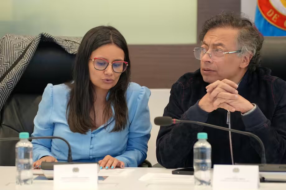 lasillavacia's tweet photo. Las nuevas denuncias de corrupción en torno al gobierno saliente manchan la reputación de Petro y debilitan su capacidad de ejercer una oposición robusta al gobierno de Abelardo de la Espriella, opacando errores tempranos del presidente electo en el Congreso nacional.

Va 🧵. https://t.co/V9c90If7ef