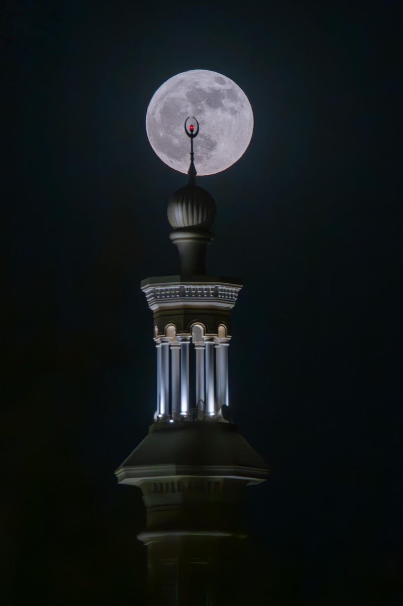 NewslyKSA's tweet photo. 😍 مشهد آسر.. بدر صفر يتعانق مع مئذنة مسجد في الرياض

🌕 اكتمل بدر صفر ليزين سماء العاصمة بمشهد بديع
🕌 تزامن القمر مع مئذنة المسجد في لقطة لافتة
📸 تكوين بصري متناغم جذب عدسات المصورين
✨ أجواء ليلية هادئة زادت المشهد جمالًا
🤍 لوحة سماوية تخطف الأنظار وتجسد سحر ليالي الرياض https://t.co/4Po4GeA6gG