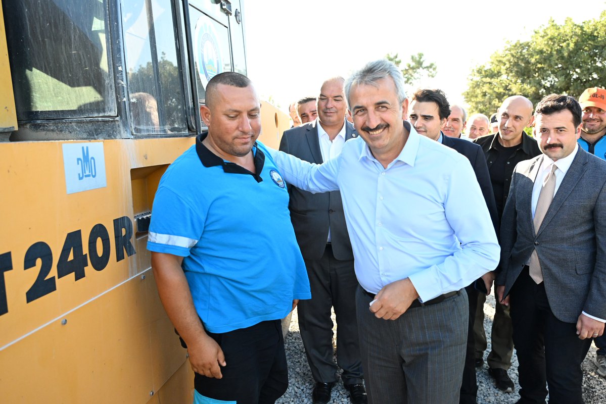 edirne_valiligi's tweet photo. 📍 Enez / Yenice Sahil Yolu 🚧🛣️

Valimiz Yunus Sezer, Enez ilçemize bağlı Yenice Köyü’nde devam eden asfalt yol yapım çalışmalarını yerinde inceleyerek yetkililerden bilgi aldı. 👷🏻‍♂️📋

☀️ Özellikle yaz aylarında Yenice Köyü ve Enez sahil yolunun yoğun şekilde kullanıldığını dile getiren Valimiz Yunus Sezer, çalışmaların kısa sürede tamamlanacağını belirtti. 🚗

🛣️ Çalışmaların tamamlanmasıyla birlikte Gülçavuş, Sultaniçe ve Enez sahil güzergahında 10 kilometrelik kesintisiz asfalt ulaşımı sağlanmış olacak. 

 Köylerimize, ilçemize ve ilimize hayırlı olsun.