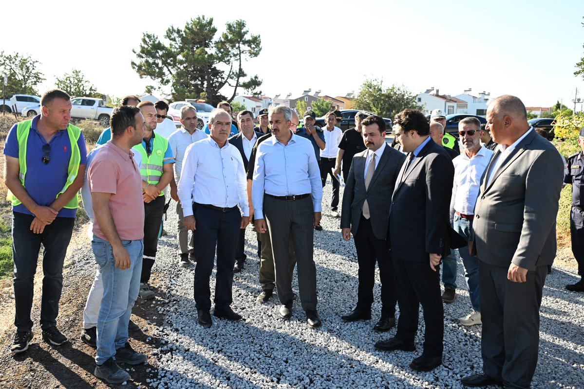 edirne_valiligi's tweet photo. 📍 Enez / Yenice Sahil Yolu 🚧🛣️

Valimiz Yunus Sezer, Enez ilçemize bağlı Yenice Köyü’nde devam eden asfalt yol yapım çalışmalarını yerinde inceleyerek yetkililerden bilgi aldı. 👷🏻‍♂️📋

☀️ Özellikle yaz aylarında Yenice Köyü ve Enez sahil yolunun yoğun şekilde kullanıldığını dile getiren Valimiz Yunus Sezer, çalışmaların kısa sürede tamamlanacağını belirtti. 🚗

🛣️ Çalışmaların tamamlanmasıyla birlikte Gülçavuş, Sultaniçe ve Enez sahil güzergahında 10 kilometrelik kesintisiz asfalt ulaşımı sağlanmış olacak. 

 Köylerimize, ilçemize ve ilimize hayırlı olsun.
