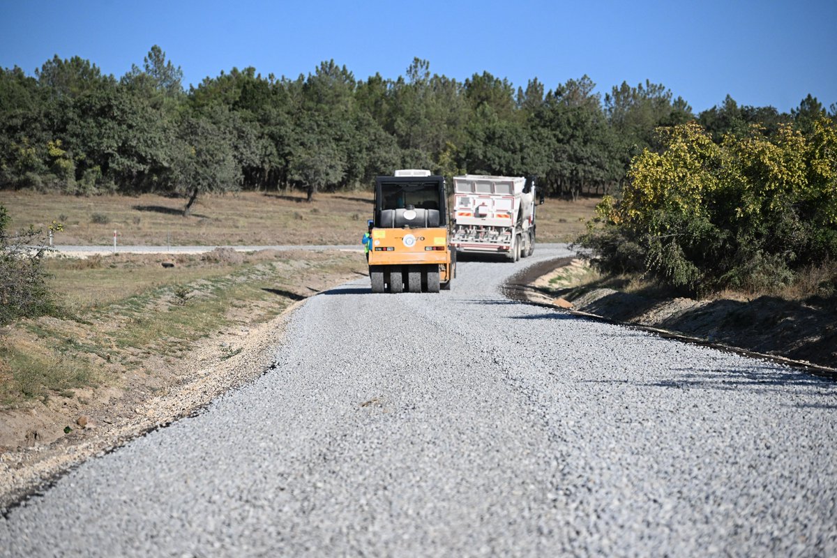 edirne_valiligi's tweet photo. 📍 Enez / Yenice Sahil Yolu 🚧🛣️

Valimiz Yunus Sezer, Enez ilçemize bağlı Yenice Köyü’nde devam eden asfalt yol yapım çalışmalarını yerinde inceleyerek yetkililerden bilgi aldı. 👷🏻‍♂️📋

☀️ Özellikle yaz aylarında Yenice Köyü ve Enez sahil yolunun yoğun şekilde kullanıldığını dile getiren Valimiz Yunus Sezer, çalışmaların kısa sürede tamamlanacağını belirtti. 🚗

🛣️ Çalışmaların tamamlanmasıyla birlikte Gülçavuş, Sultaniçe ve Enez sahil güzergahında 10 kilometrelik kesintisiz asfalt ulaşımı sağlanmış olacak. 

 Köylerimize, ilçemize ve ilimize hayırlı olsun.