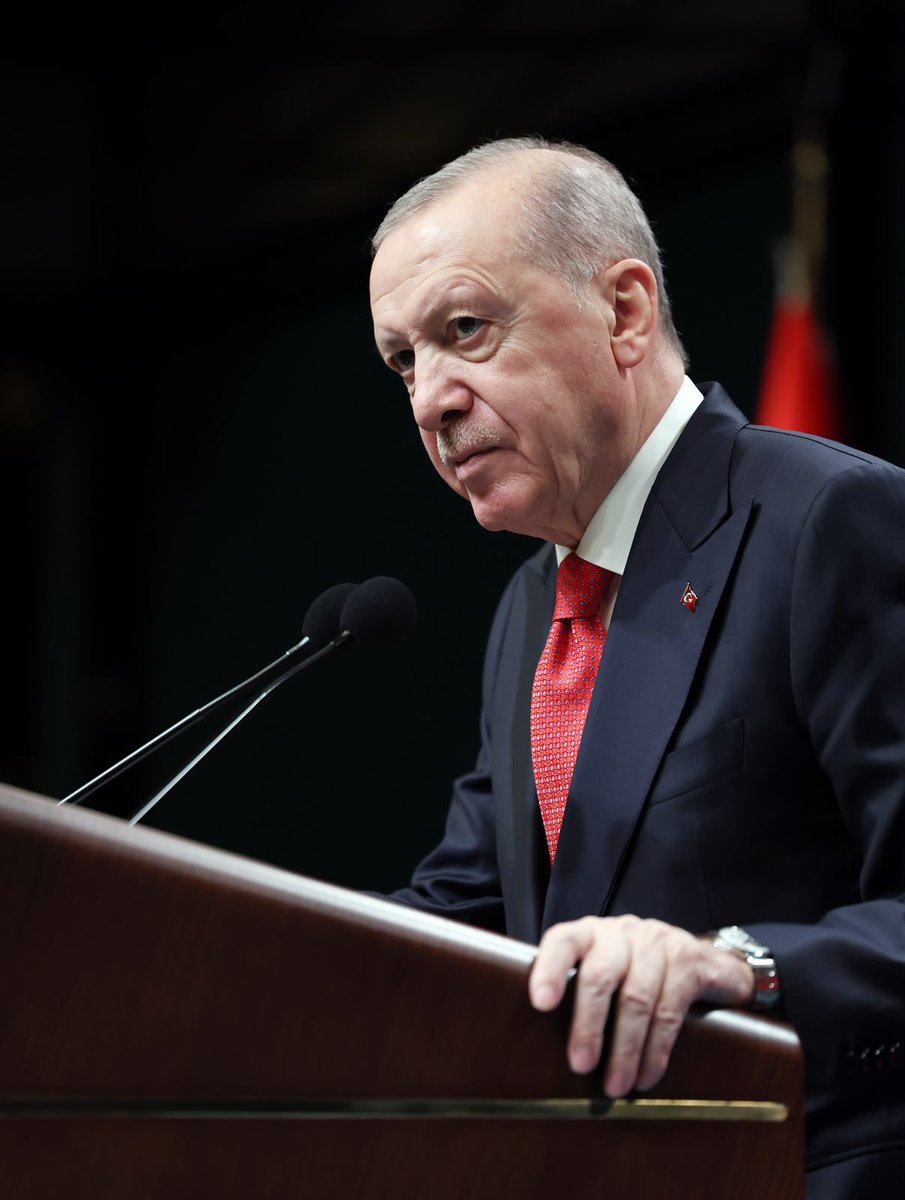 Akparti's tweet photo. "Türkiye'yi bölgesinin üretim, lojistik, transit ticarette ve teknoloji merkezi haline getirecek adımları kararlılıkla atıyoruz."

Cumhurbaşkanımız Sayın Recep Tayyip Erdoğan, Cumhurbaşkanlığı Külliyesi'nde gerçekleştirilen Kabine Toplantısı sonrasında basın mensuplarına açıklamada bulundu.