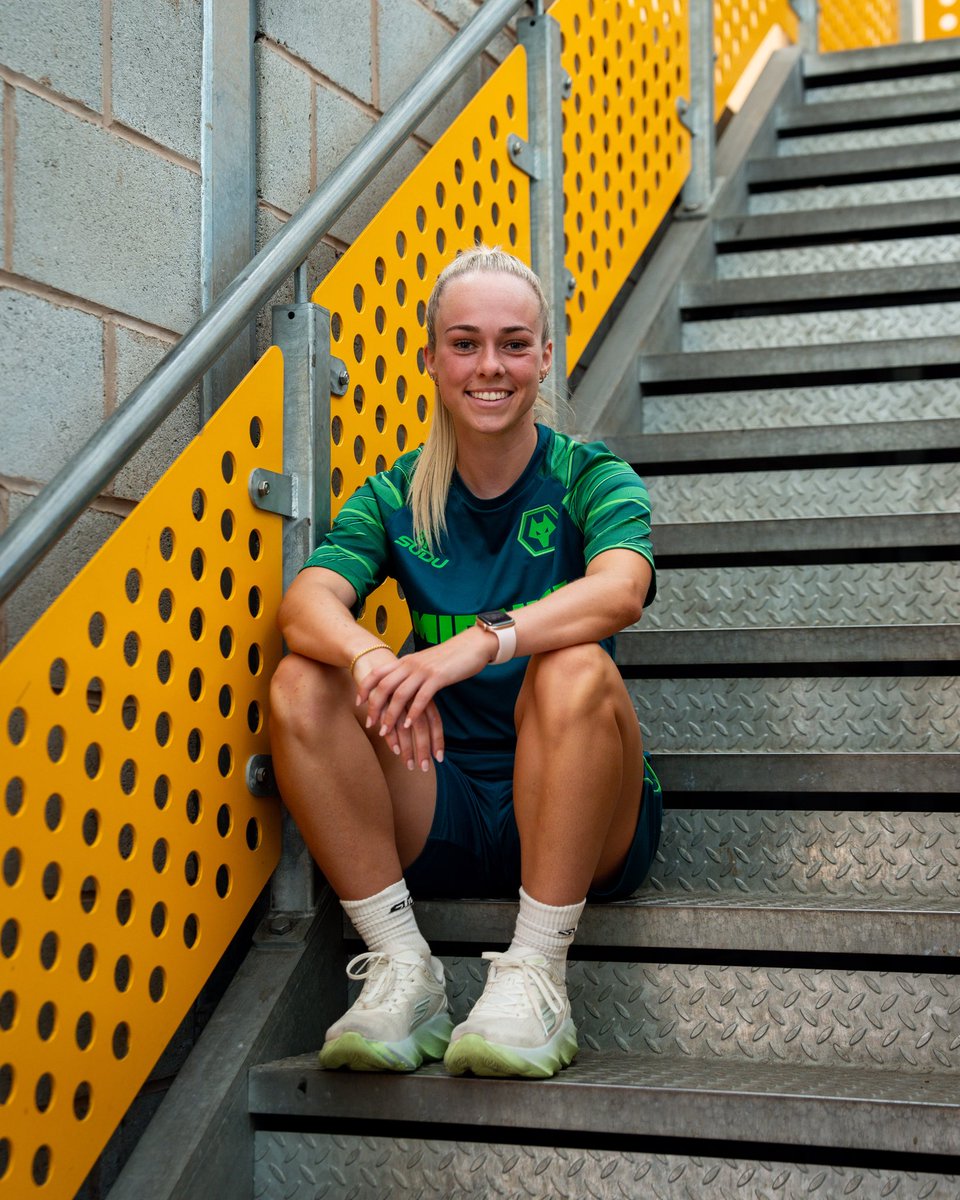 ellennjonesss's tweet photo. Buzzing to have signed for @WolvesWomen 🐺🧡 Super excited for the season ahead! https://t.co/xQfKJviHlL