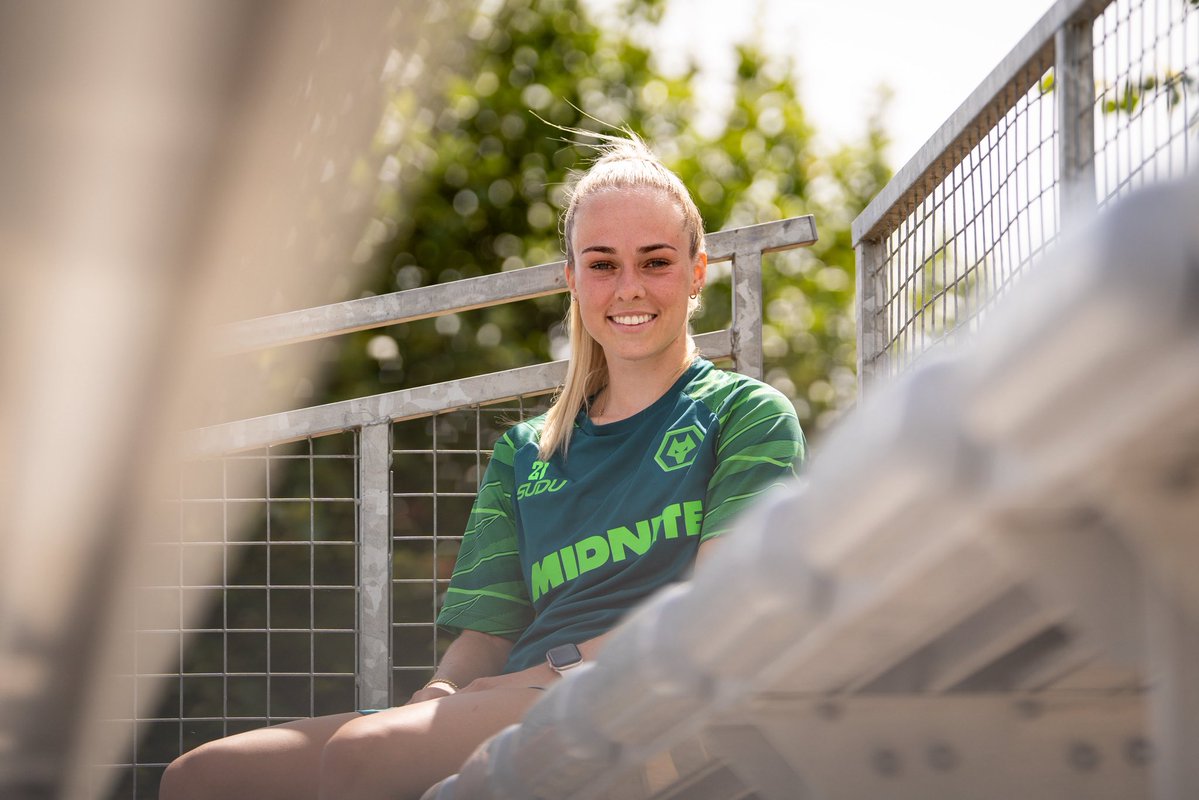 ellennjonesss's tweet photo. Buzzing to have signed for @WolvesWomen 🐺🧡 Super excited for the season ahead! https://t.co/xQfKJviHlL