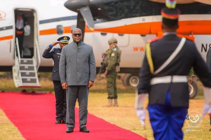 BenAkili3's tweet photo. 🇨🇩 Cap sur le Haut-Lomami !

Le Président de la République, Félix Tshisekedi, poursuit sa politique de proximité avec une mission d’itinérance à Kamina, où il est accueilli par une mobilisation populaire exceptionnelle.
Moment fort de cette visite : l’inauguration de l’usine de captage et de traitement d’eau de Lovoy, une infrastructure majeure qui met fin à plus de 50 ans de pénurie d’eau potable pour des milliers d’habitants de Kamina et la base militaire.

Au-delà des discours, le Chef de l'État mise sur des réalisations concrètes : accès à l’eau, développement des infrastructures, renforcement de la sécurité et relance du secteur agro-pastoral avec une étape attendue à Kanyama-Kasese.

Une itinérance qui traduit une gouvernance de terrain et une volonté d’apporter des réponses concrètes aux attentes des populations.

#RDC #FélixTshisekedi #HautLomami #Kamina #Développement #ItinérancePrésidentielle #EauPotable