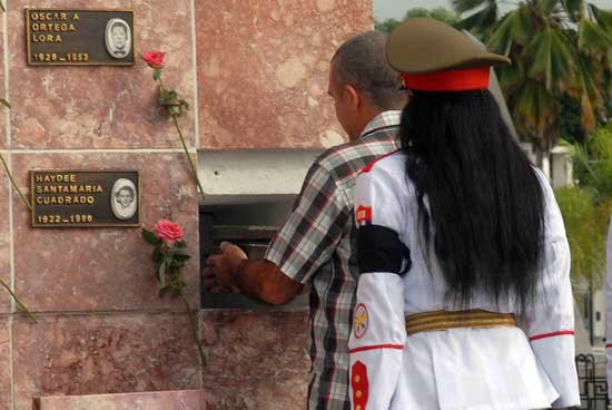 AnabelRamrezLp2's tweet photo. El 29 de julio de 2014, las cenizas de la Heroína del Moncada, Melba Hernández Ro­dríguez del Rey, son depositadas en el Mausoleo de los Mártires de la Re­volución, del cementerio Santa Ifigenia, en Santiago de #Cuba. #PorCiroRedonfoTodo #LatiendoConFidel https://t.co/RfMJZJaf6N