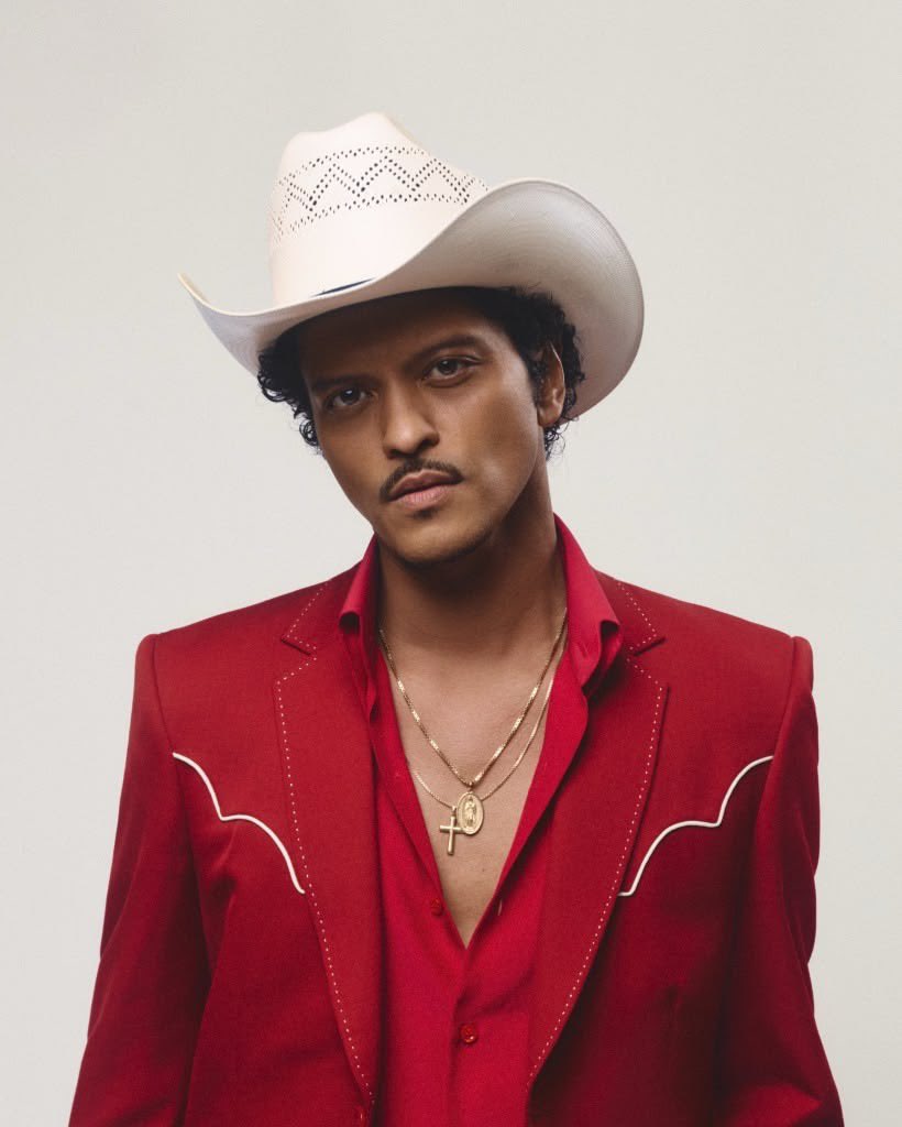 FrenchRapUS's tweet photo. 🚨 L’ARNAQUE DU SIÈCLE ! 

Pour certains concerts de sa tournée, le chanteur Bruno Mars met en vente des billets à seulement 68 €…

Le problème ? Ce sont des billets Audio Only avec aucune vue sur la scène, impossible de voir le spectacle 😭

Les spectateurs paient uniquement pour entendre la performance en direct…