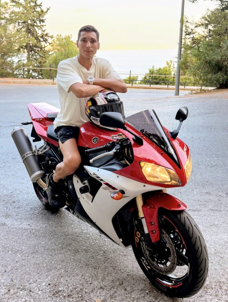 Toprak07TR's tweet photo. Bu motosiklet benim çocukluğum, anılarım ve babamın bana bıraktığı en kıymetli emanetlerden biri... Seni her zaman aynı sevgiyle koruyacağım. ❤️🏍️ #YamahaR1 https://t.co/TmxeCOUhoF