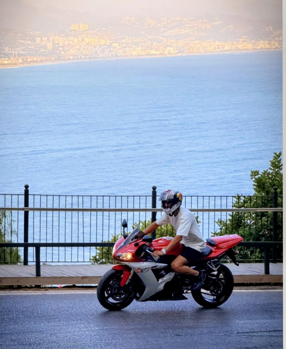 Toprak07TR's tweet photo. Bu motosiklet benim çocukluğum, anılarım ve babamın bana bıraktığı en kıymetli emanetlerden biri... Seni her zaman aynı sevgiyle koruyacağım. ❤️🏍️ #YamahaR1 https://t.co/TmxeCOUhoF