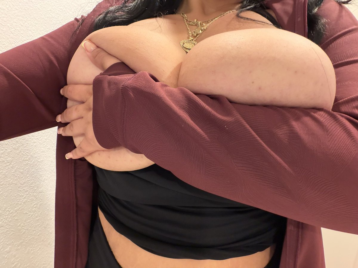 lawh0ra's tweet photo. Rt if you’d motorboat me🫪😵‍💫 #nsfw https://t.co/9nbWsONl0g