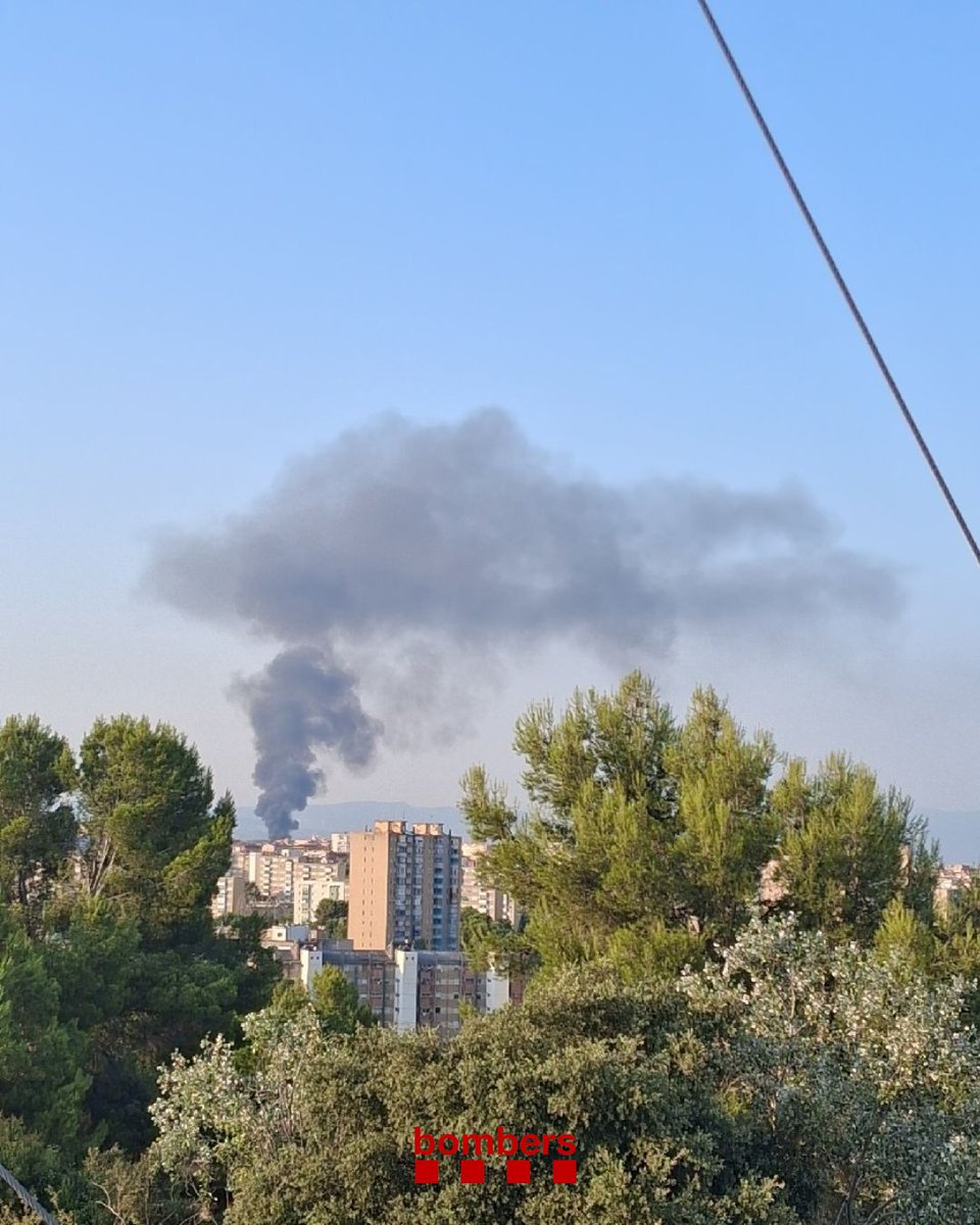bomberscat's tweet photo. Activades 8 dotacions per un incendi en una nau al c/ Can Bordoll de Sabadell (avís 19.31h).
Segons les primeres informacions el foc afectaria una palets de fusta i material divers a l'exterior de la nau, de 2 plantes. 
La columna de fum és densa, negra i molt visible
#bomberscat https://t.co/kzWQM1cB6B
