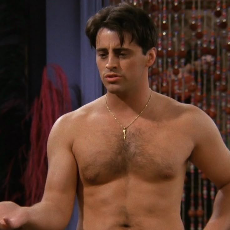 thiagochareti's tweet photo. vendo Joey sem camiseta em FRIENDS me fez relembrar que padrão de beleza da época não eram caras com corpo sem nenhuma gordura corporal…

eles tinham músculo mas não eram secos 

sinto falta daquela época, eram corpos macios, não duros como pedra kkkkk https://t.co/vNcWg33LHZ