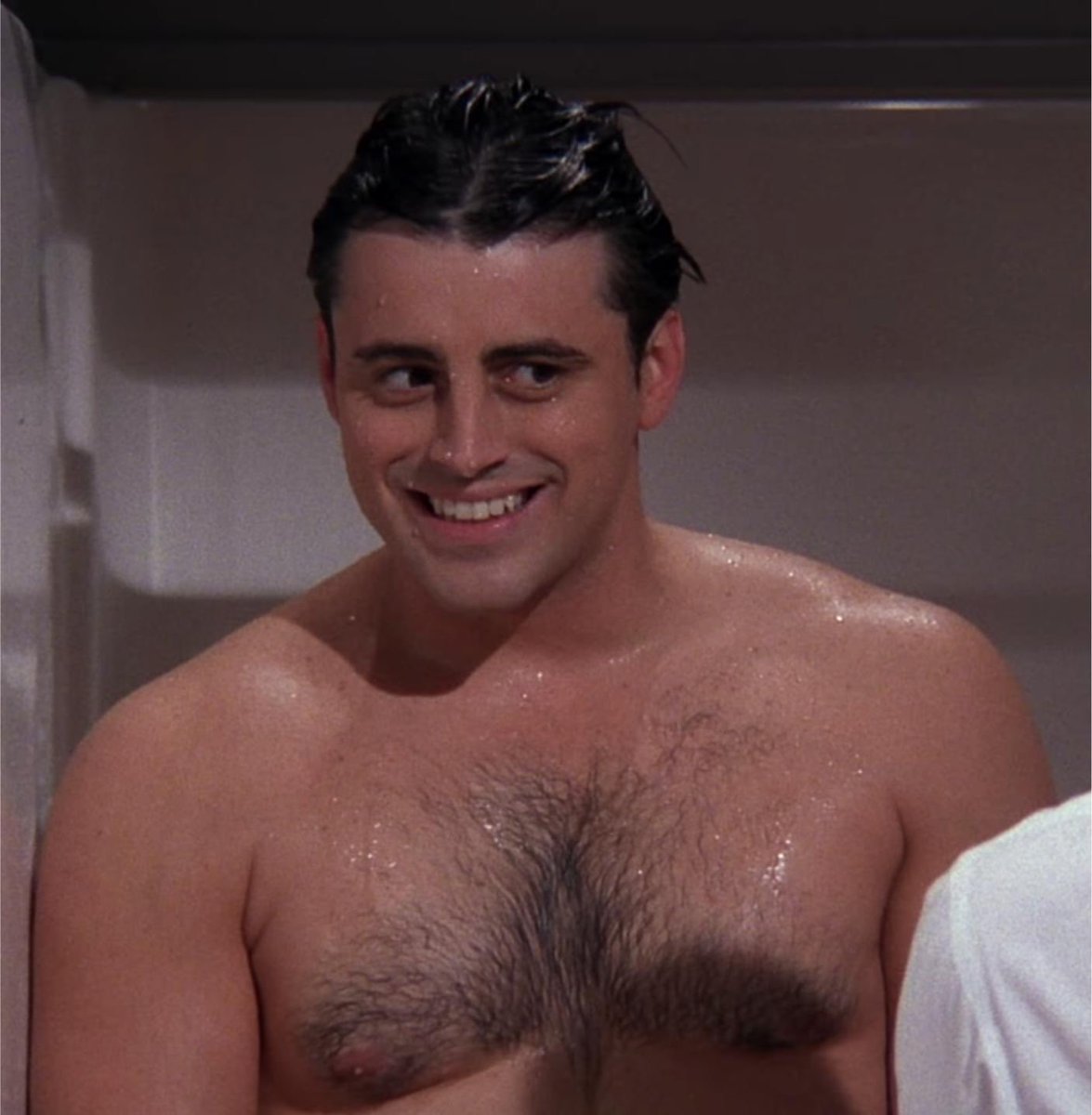 thiagochareti's tweet photo. vendo Joey sem camiseta em FRIENDS me fez relembrar que padrão de beleza da época não eram caras com corpo sem nenhuma gordura corporal…

eles tinham músculo mas não eram secos 

sinto falta daquela época, eram corpos macios, não duros como pedra kkkkk https://t.co/vNcWg33LHZ