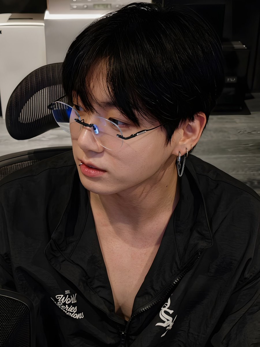 JEONKH_'s tweet photo. MOST HANDSOME MAN ALIVE https://t.co/I6ZGKmuHwk