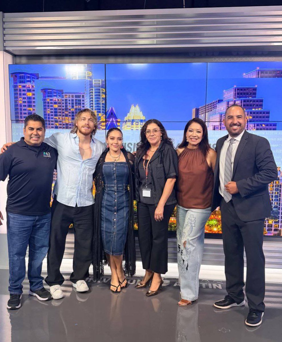 clubaldainee's tweet photo. Aldo con el equipo de Univisión Austin 🩵⭐️

#AldoTDeNigris https://t.co/0eM4yUEAnl