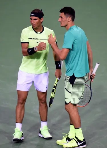 jmgmoron's tweet photo. Siempre que veo a Tomic me acuerdo de esta historia.

Indian Wells 2017. Sale la lista de dobles y aparece Nadal junto a Tomic.

La gente pensaba que era una broma.

¿Cómo va a hacer Rafa pareja con el australiano?

La historia de cómo formaron equipo es curiosa y es que Rafa siempre ha tenido muy buen rollo con Tomic. Se han llevado genial, por extraño que parezca.

La cosa es que Rafa, queriendo agarrar ritmo competitivo a inicio de ese año (venía de mucho tiempo lesionado) se unió a Tomic en Brisbane, pero se tuvo que bajar al no verse bien.

Entonces, hablaron de hacer equipo en Indian Wells. De ahí aquella extraña pero curiosa pareja.

Lo cierto es que se entendieron muy bien en pista y lo hicieron genial aquel año.

Imágenes que nos deja la historia.