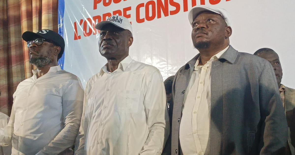 pepele_news's tweet photo. 🔴 ALERTE-INFO | La coalition de l’opposition Article 64 (C64), qui réunit notamment Martin Fayulu, Moïse Katumbi, Jean-Marc Kabund, Augustin Matata Ponyo et Delly Sesanga, rejette l’arrêt de la Cour constitutionnelle validant la loi sur l’organisation du référendum.

Dans un communiqué publié ce mercredi, la C64 qualifie cette décision de « nulle et non avenue », estimant que la Cour est « privée de légitimité et d’indépendance ». La coalition accuse également le pouvoir de vouloir ouvrir la voie à une révision de la Constitution et réaffirme son opposition à tout troisième mandat.

La C64 appelle ses partisans à rester « mobilisés, vigilants et solidaires » et annonce un rendez-vous le 15 août 2026 pour la poursuite de ses actions. #RDC #Politique @pepele_news