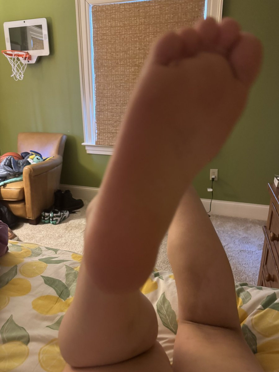 maddiespaws's tweet photo. my feet look okay, right?

#feet #toes #soles #barefoot #footfetish #cute #beautiful https://t.co/UJtVjMuS5O