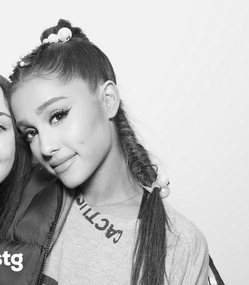 arianaknew's tweet photo. this hairdo suits her so well https://t.co/SdiTFetqU7