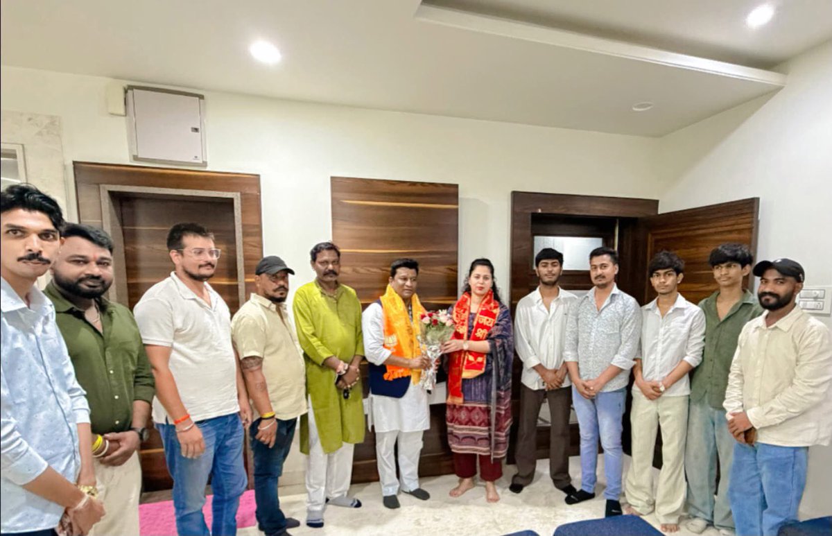 BaggaNeha's tweet photo. भाजपा अनुसूचित जाति मोर्चा, भोपाल के अध्यक्ष नियुक्त होने के पश्चात आज मेरे निवास पर पधारे भाई दिनेश भारती जी का आत्मीय स्वागत एवं हार्दिक अभिनंदन किया।

उन्हें नई जिम्मेदारी के लिए हार्दिक बधाई एवं उज्ज्वल, सफल और जनसेवा से परिपूर्ण कार्यकाल हेतु अनंत शुभकामनाएँ। विश्वास है कि आपके नेतृत्व में संगठन और अधिक सशक्त होगा।

#Nehabagga #MadhyaPradesh #Bharat #BJP