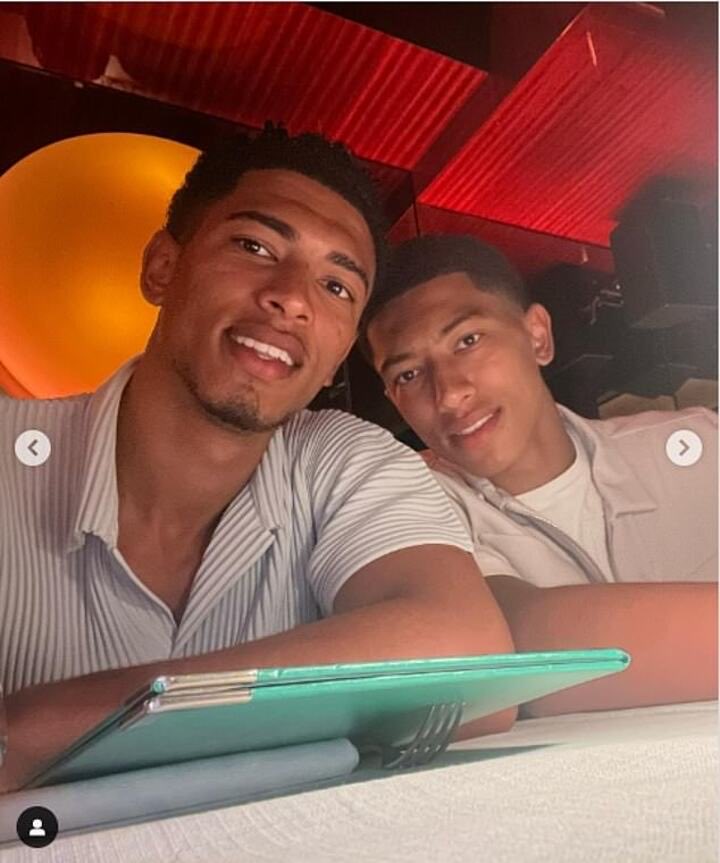 jiaeresmio's tweet photo. au #judénez #jobdré | 2pa2

traete a tú hermano para mi hermano , donde Raul esta enamorado de Jude pero cada que lo quiere invitar a salir le rechaza la salida porque tiene que ir con Jobe.

donde André  esta enamorado de Jobe y se propone conquistarlo y hacer un 2pa2 con su hermano
