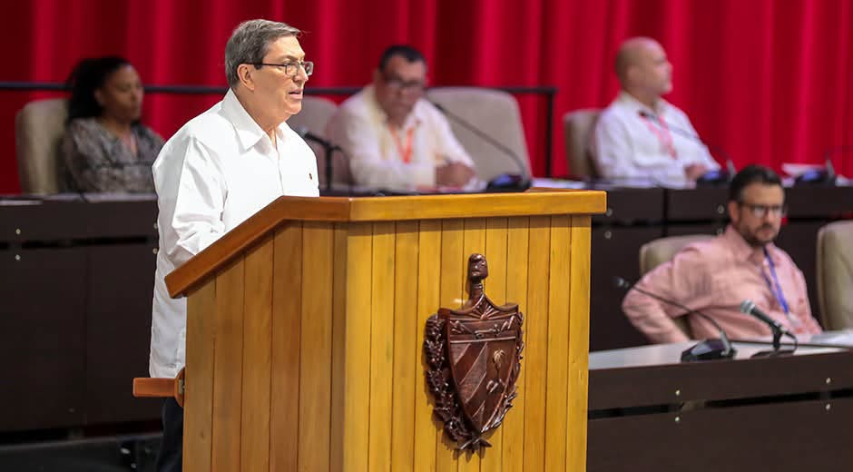 alfonso_noya's tweet photo. .@BrunoRguezP en @AsambleaCuba en esta jornada: Repitamos  con José Martí “antes que cejar en el empeño de hacer libre y próspera  la Patria, se unirá el mar del Sur al mar del Norte, y nacerá una  serpiente de un huevo de águila”.

https://t.co/HRISil0SWs
#CubaVencerá https://t.co/gxoOPZ4oVv