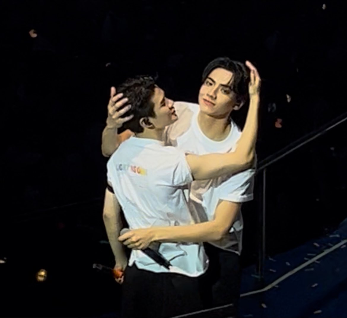 km0rm0r's tweet photo. เพิ่งมาย้อนความฟิน อ่าว วสุแอบมองกล้องหรอ จะอวดป้าหรอ นางรู้ว่ามีกรออยู่ตรงนี้คนนึงสินะ 55555555555555555555 กี้ดจนเจ่บคอ https://t.co/L4V5u78dqe