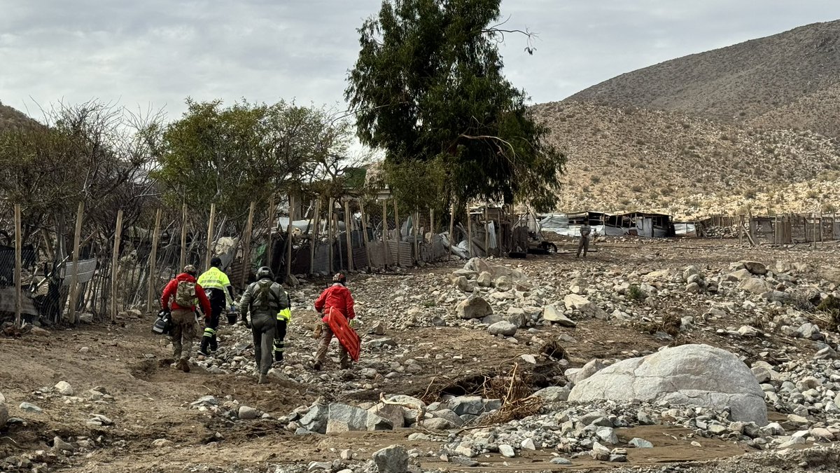 FACh_Chile's tweet photo. Mujer de 86 años fue evacuada desde un sector aislado de la #LaHiguera, mediante una EVACAM realizada por un helicóptero #BlackHawk #FACH.
La misión permitió su traslado hasta #LaSerena para ser derivada por el @Samucoquimbo y recibir atención médica.
8° #PuenteAéreoFACH https://t.co/4DCcXLNLQw