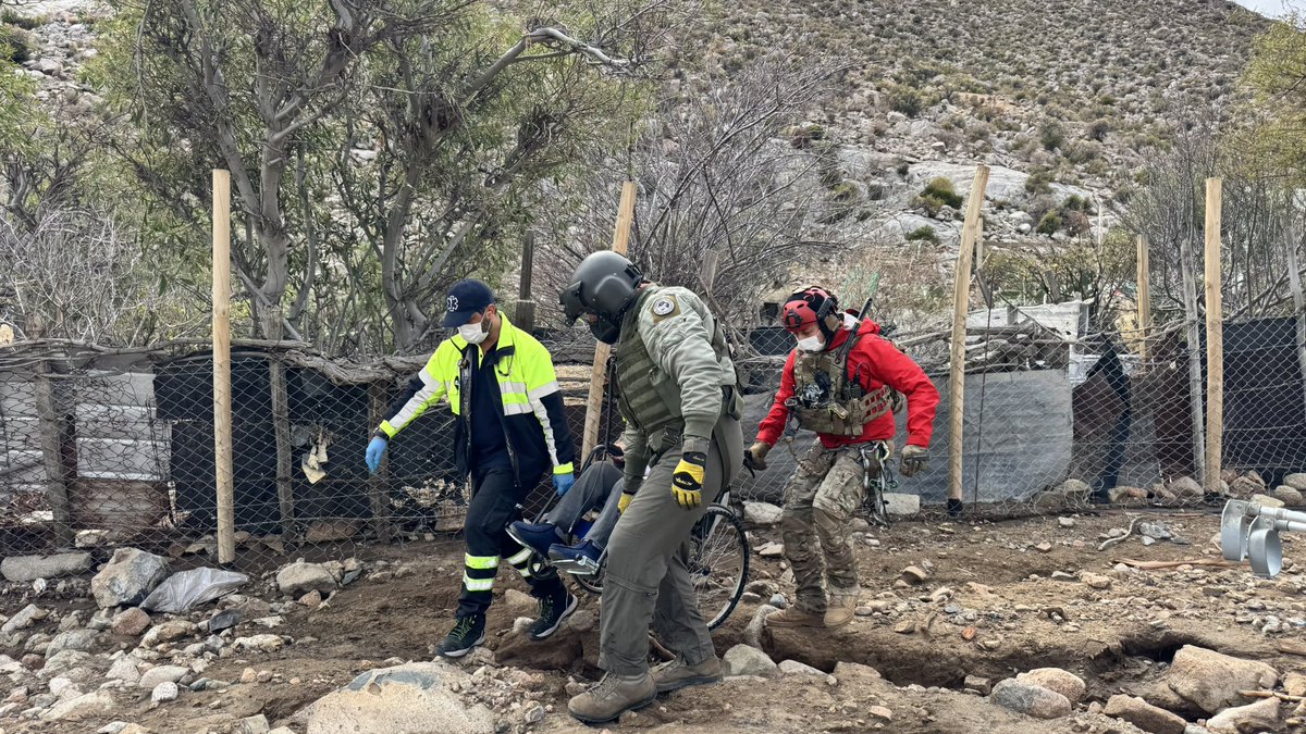 FACh_Chile's tweet photo. Mujer de 86 años fue evacuada desde un sector aislado de la #LaHiguera, mediante una EVACAM realizada por un helicóptero #BlackHawk #FACH.
La misión permitió su traslado hasta #LaSerena para ser derivada por el @Samucoquimbo y recibir atención médica.
8° #PuenteAéreoFACH https://t.co/4DCcXLNLQw