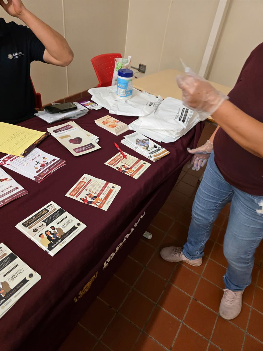 ConsulMexDou's tweet photo. El personal de Protección y Comunidades de #ConsulmexDouglas visitó a trabajadores mexicanos de centros agrícolas en Willcox, Arizona, para compartir información sobre recursos legales y servicios de orientación y protección consular. 
📞Línea de emergencias: (520) 226-1356 https://t.co/RB7dI8hykp