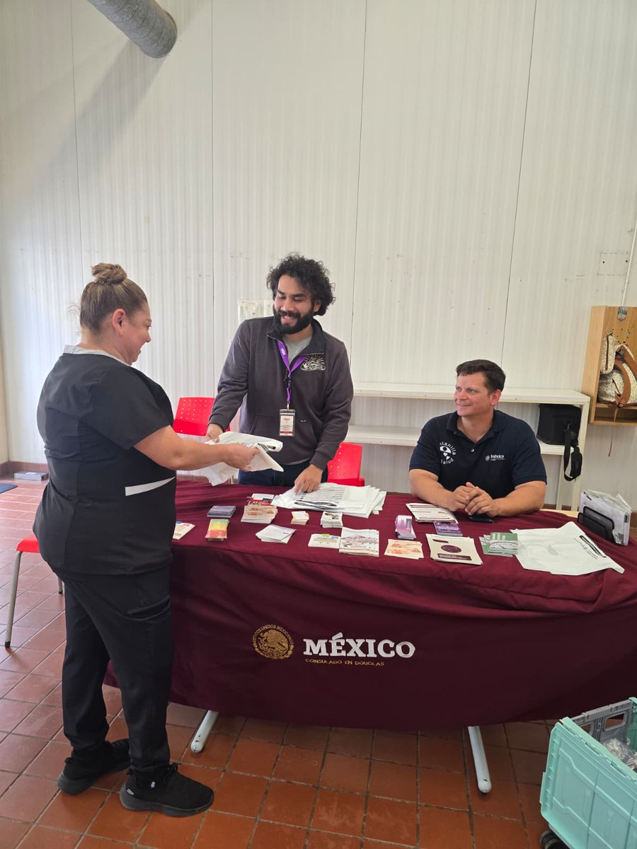 ConsulMexDou's tweet photo. El personal de Protección y Comunidades de #ConsulmexDouglas visitó a trabajadores mexicanos de centros agrícolas en Willcox, Arizona, para compartir información sobre recursos legales y servicios de orientación y protección consular. 
📞Línea de emergencias: (520) 226-1356 https://t.co/RB7dI8hykp