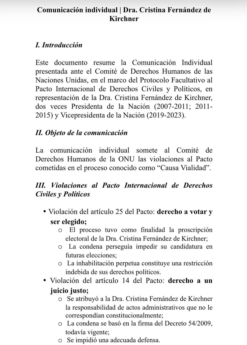 Gregoriodalbon's tweet photo. Comunicación Individual de la Dra. Cristina Fernández de Kirchner ante el Comité de Derechos Humanos de las Naciones Unidas.

Comparto un resumen de la presentación para quienes quieran conocer, de manera sintética, los fundamentos jurídicos expuestos y las violaciones a los derechos humanos denunciadas en la denominada “Causa Vialidad”.

La pregunta que más se repite es una sola:

¿Tiene efectos jurídicos una decisión del Comité de Derechos Humanos de la ONU?

Sí. El artículo 366, inciso f), del Código Procesal Penal Federal prevé expresamente la revisión de una sentencia firme cuando, en el caso concreto, exista una decisión de un órgano de aplicación de un tratado internacional de derechos humanos en una comunicación individual.

No se trata de una declaración política. Se trata del ejercicio de un mecanismo previsto por el derecho internacional y receptado por el ordenamiento jurídico argentino.